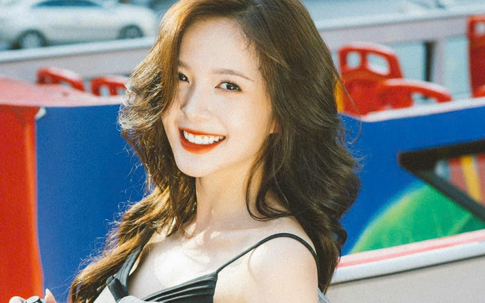 Bạn gái tin đồn khoe vai trần quyến rũ, Đình Tú bình luận gây chú ý Ảnh 2