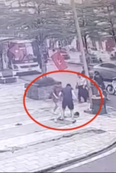 Mặc cho nạn nhân ngã xuống đất, người này tiếp tục dùng chân đạp vào mặt và đánh liên tiếp vào đầu cháu bé.