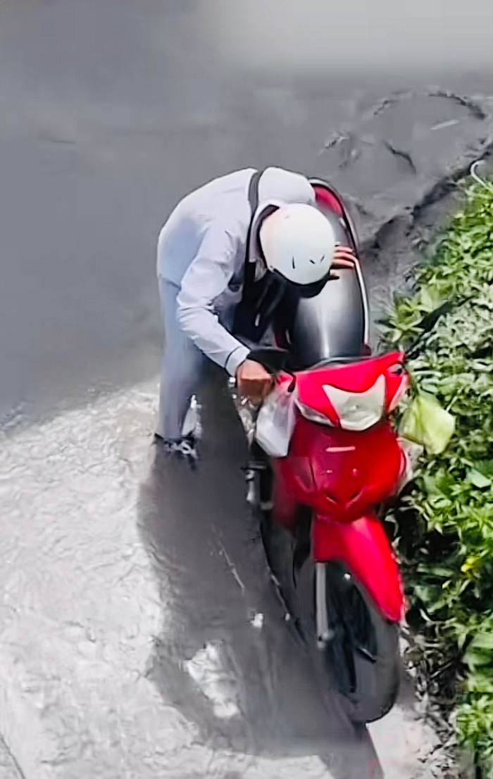 Sau khi anh thanh niên lạnh lùng bỏ đi, để mặc ông cụ lúng túng giữa đoạn đường bê tông còn ướt.