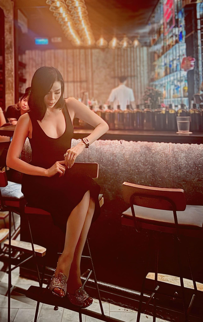 Nữ ca sĩ nhận được nhiều lời khen ngợi nhờ gu thời trang đơn giản và vóc dáng thon gọn.