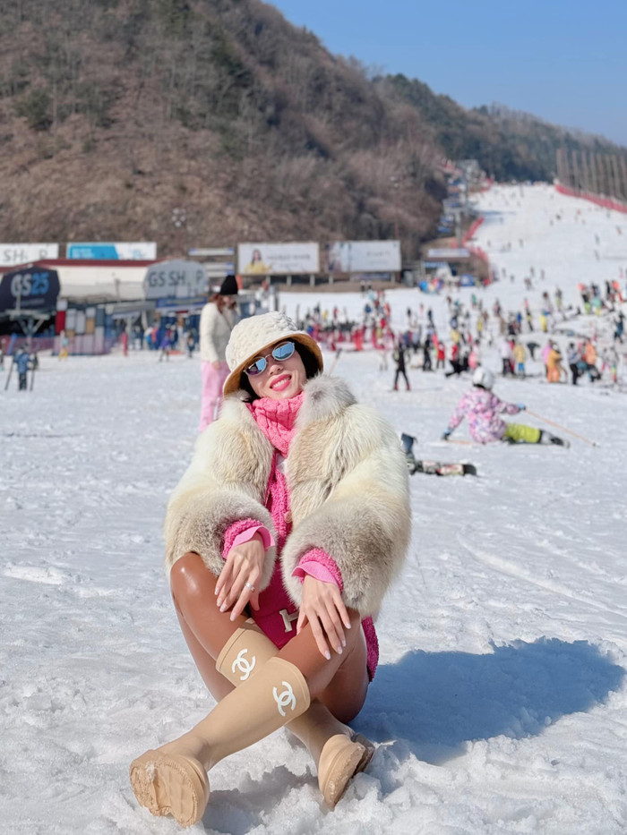 Thời trang 'lên xuống thất thường' của 'Nữ hoàng phòng trà' nhận không ít ý kiến trái chiều. 
