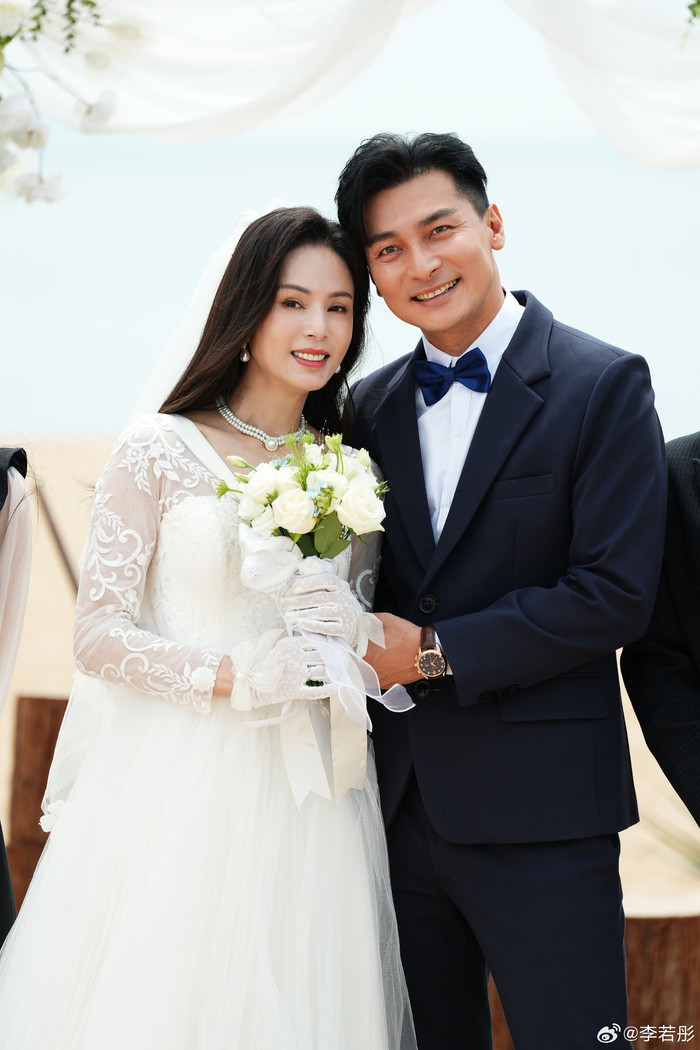 Ảnh cưới của Lý Nhược Đồng và Hạ Cương kém 16 tuổi