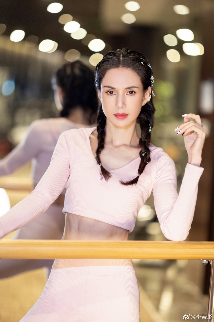 Lý Nhược Đồng độc thân, xinh đẹp ở tuổi 58