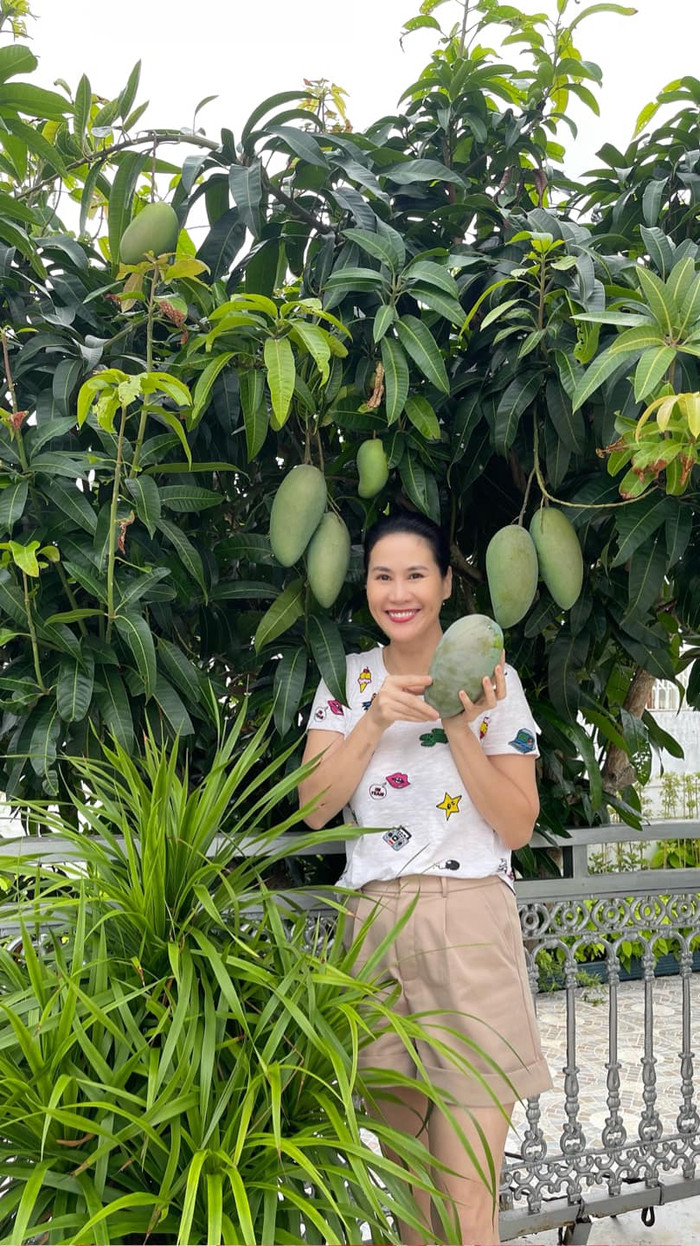 Thân Thúy Hà có mối quan hệ đồng nghiệp tốt với Trung Dũng. Ngoài đời, cô là mẹ đơn thân và tập trung cho công việc, con cái. 