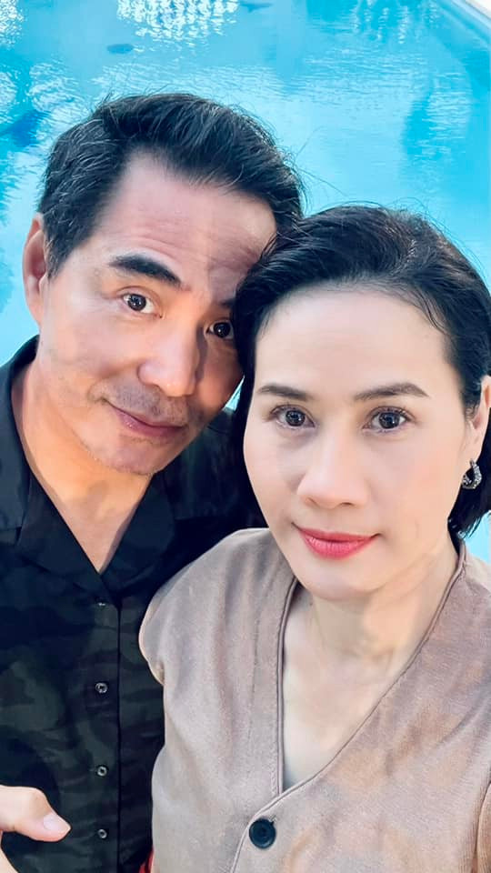 Thân Thúy Hà đăng ảnh cùng Trung Dũng, hài hước tự nhận nhiều lần làm vợ và người yêu của nhau khi đóng phim.