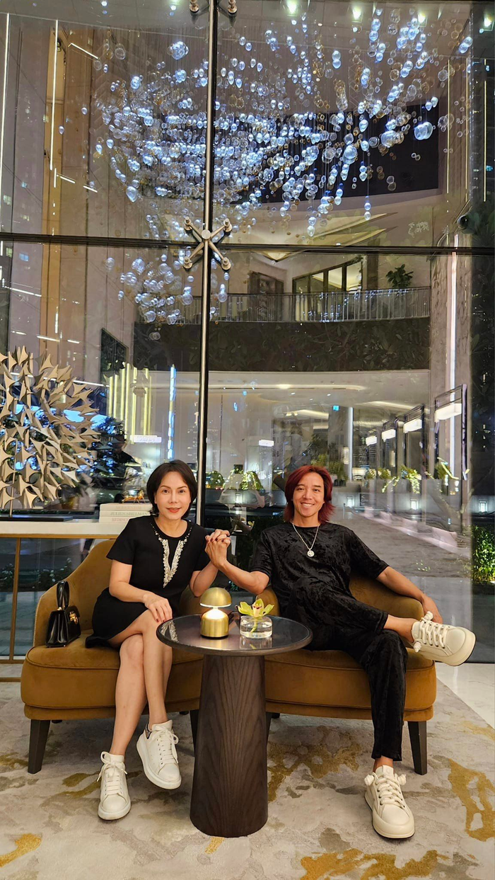 Dù bên nhau 2 thập kỷ, Việt Hương và Hoài Phương vẫn giữ được ngọn lửa hôn nhân nồng nhiệt như ngày nào.