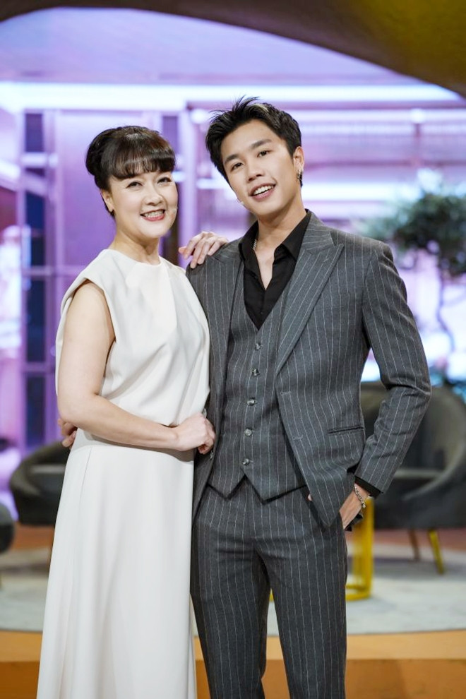 Cô hiện được nhiều fan gọi là 'mẹ chồng quốc dân' khi có cậu con trai đáng giá Long Vũ.