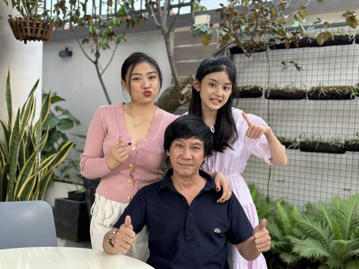 Nghệ sĩ Lê Huỳnh bên bà xã 9x và con riêng của mình.