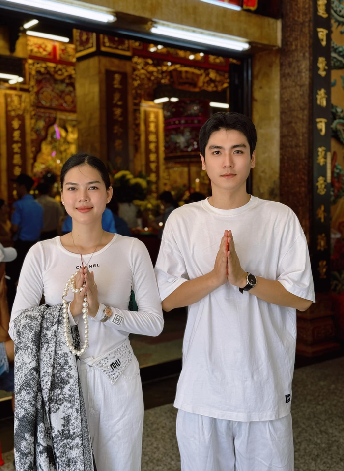 Theo ghi nhận của SAOstar, vợ chồng của người mẫu - Á hậu Ngọc Trinh đang mang thai con đầu lòng khi cả hai thông báo đăng ký kết hôn vào tháng 4 vừa qua. Chồng cô tên Nguyễn Hoàng Thiên Tây, hiện đang làm nghề diễn viên. Anh chàng từng theo học tại Trường Đại học Sân khấu Điện ảnh TP. HCM. 
