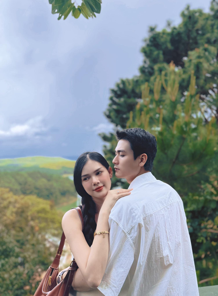 Chồng Ngọc Trinh là người khá chiều chuộng bạn đời. Cặp đôi thường xuyên đi du lịch dài hạn ở biển. 