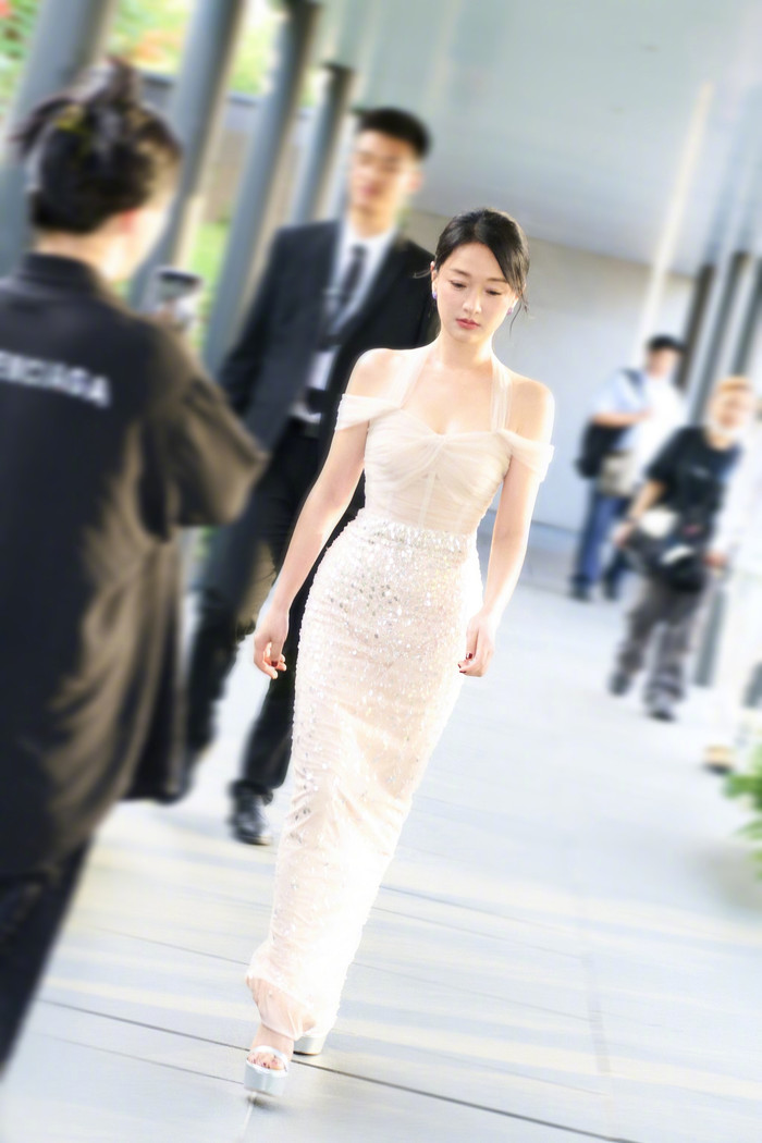 Châu Tấn như thiếu nữ khi diện váy xuyên thấu ở tuổi 50 Ảnh 2