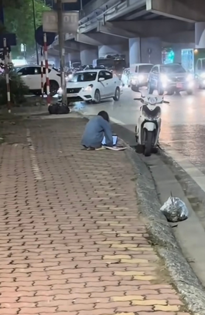 Hành động 'lạ đời' của cô gái đã nhanh chóng thu hút sự chú ý của cộng đồng mạng.