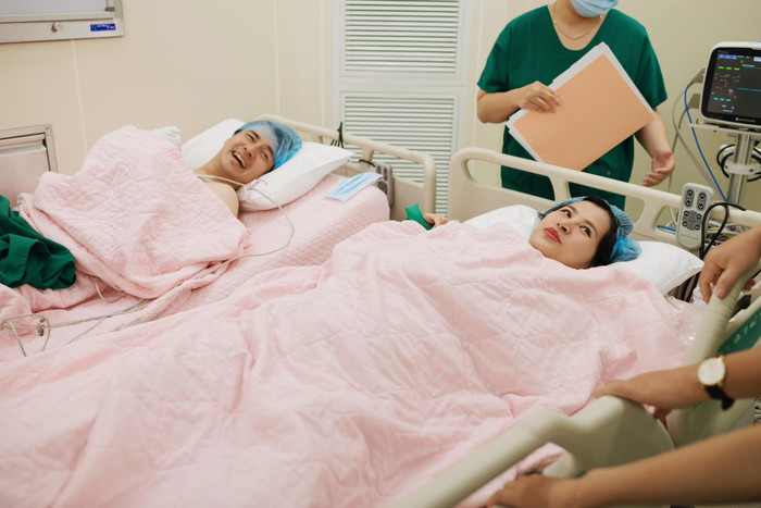 Đông Nhi cảm động trước khoảnh khắc chồng da kề da với con gái. Ảnh: FBNV