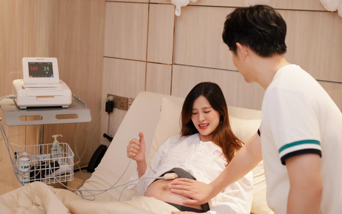 Ông Cao Thắng an ủi Đông Nhi trước khi sinh. Ảnh: FBNV