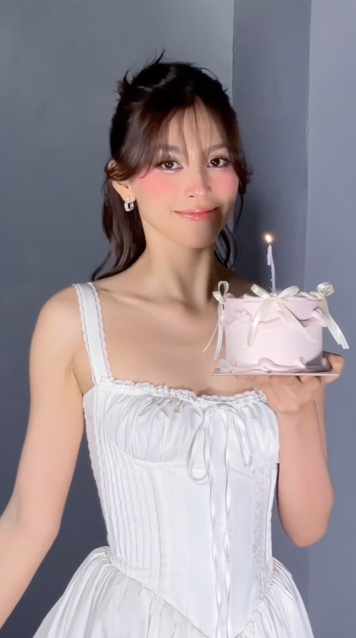 Hoa hậu Tiểu Vy khoe nhan sắc trong veo trong ngày sinh nhật tuổi 24. Cựu Hoa hậu Việt Nam khéo léo diện mẫu váy form dáng corset, ôm sát để lộ vóc dáng gây chú ý sau một thời gian 'ở ẩn' không dự sự kiện. Nàng hậu vẫn giữ được hình thể thon gọn, ba vòng sắc nét. Phần khoét phía trên của mẫu váy còn 'trưng trổ' tối đa 'bờ vai móc áo' cùng xương quai xanh ấn tượng của Hoa hậu Tiểu Vy. Để tăng thêm phần ngọt ngào, cô chọn phong cách trang điểm nhẹ nhàng theo tông màu hồng đào chủ đạo.