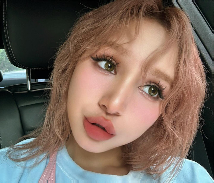 Xoài Non khoe ảnh zoom cận, ghi điểm với nhan sắc tựa búp bê sống. Nàng hotgirl sở hữu đường nét gương mặt mềm mại, thanh toát, sống mũi cao cùng đôi mắt to tròn, long lanh. Để thêm phần quyến rũ, Xoài Non áp dụng kỹ thuật đánh son tràn viền để tạo cảm giác đầy đặn, căng mọng cho đôi môi.