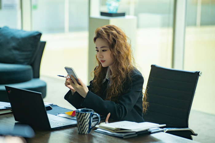 Bộ phim 'bạo' gần đây của Lưu Diệc Phi là Câu Chuyện Hoa Hồng, đóng cùng Lâm Canh Tân, Hoắc Kiến Hoa.