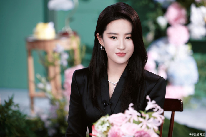 Lưu Diệc Phi là con cưng của các thương hiệu xa xỉ.