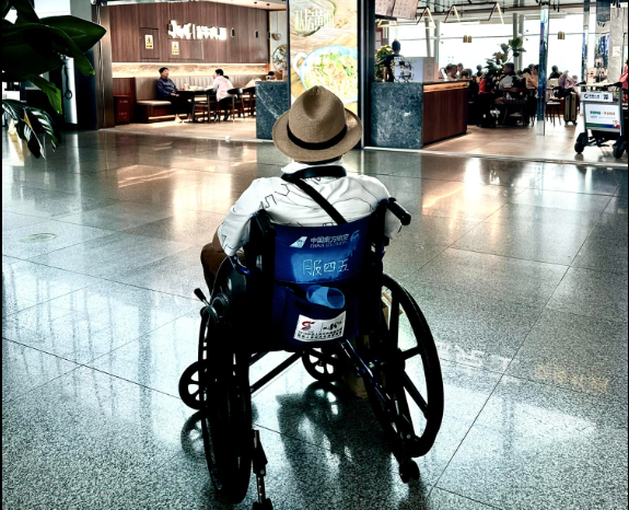 Hình ảnh Shark Bình bị bong gân, phải ngồi xe lăn được chính chủ chia sẻ. 