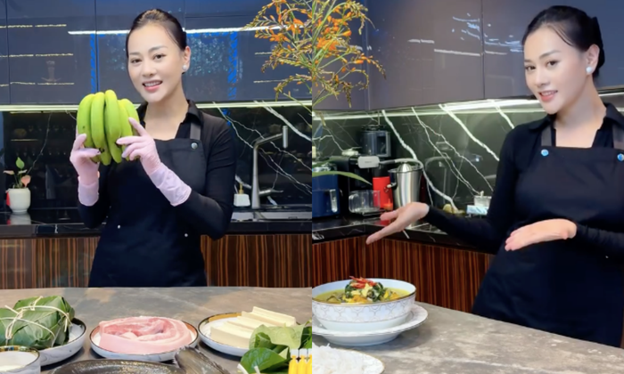 Phương Oanh vào bếp, làm món ngon để đãi chồng. 