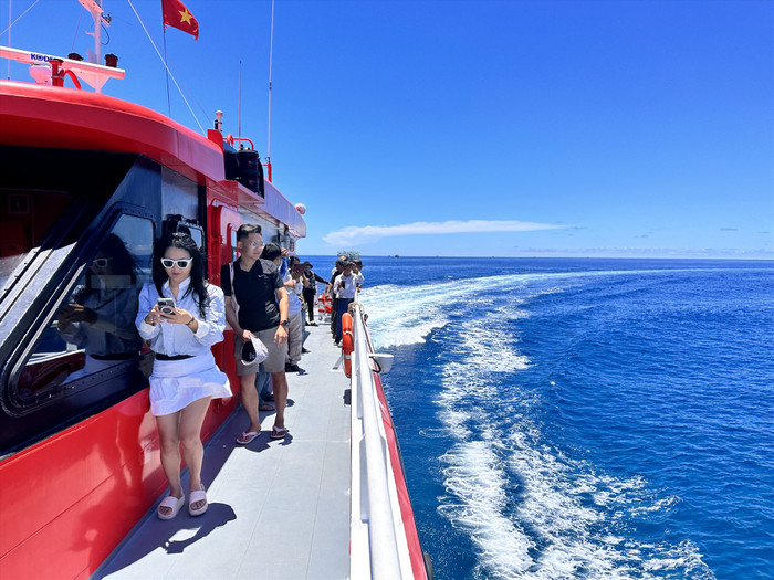 Tàu cao tốc ra đảo Phú Quý