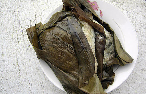 Bánh khúc Hưng Yên được bóc bằng 1 lớp lá chuối