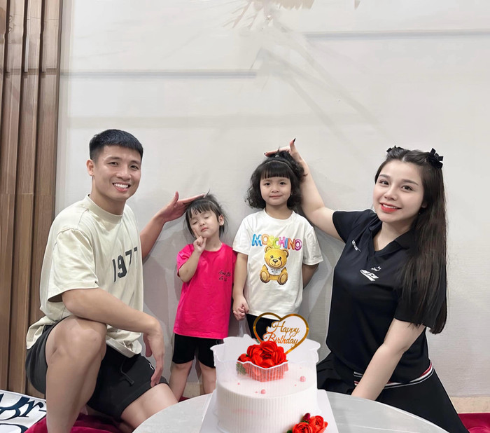 Tổ ấm viên mãn của cầu thủ Bùi Tiến Dũng bên cạnh vợ và hai con sau 5 năm kết hôn.