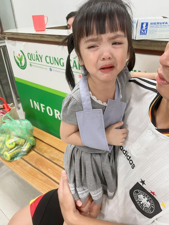 Bé Mochi bật khóc nức nở vì gặp sự cố gãy xương.