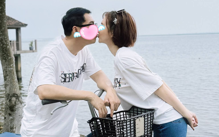 Hương Giang không ngần ngại thể hiện tình cảm với 'nửa kia'. Ảnh: FBNV