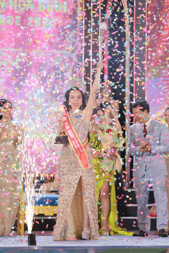 Hoắc Thị Huyền đạt danh hiệu hoa hậu.
