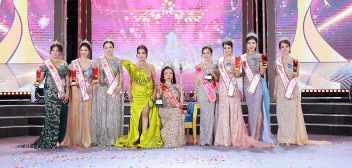 Hoa hậu Đặng Gia Bena chụp hình cùng top 7.