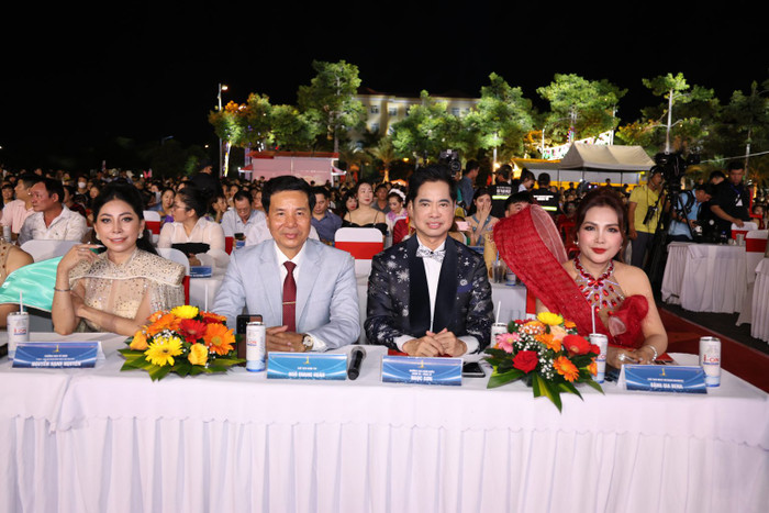 Ban giám khảo bao gồm Chủ tịch cuộc thi – ông Ngô Quang Hoàn, Bà Đặng Gia Bena – Cố vấn Cấp cao cuộc thi, Ca Ngọc Sơn và Á hậu Hạnh Nguyên.