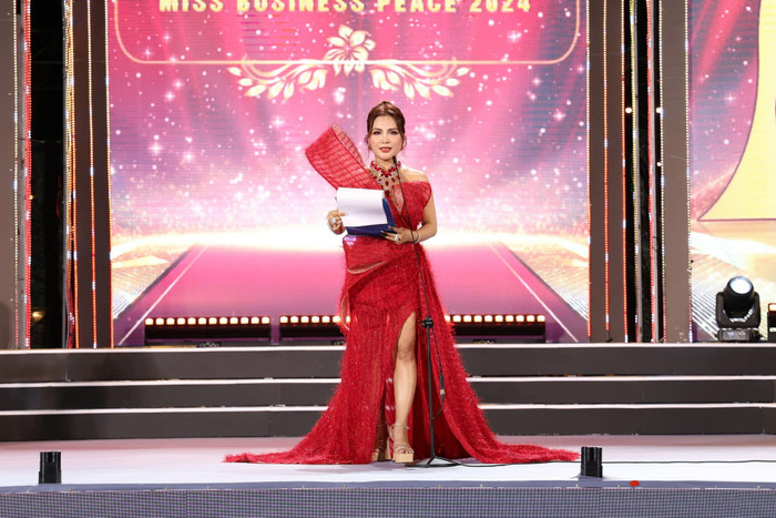 Hoa hậu Đặng Gia Bena phát  biểu xúc động trong đêm chung kết.