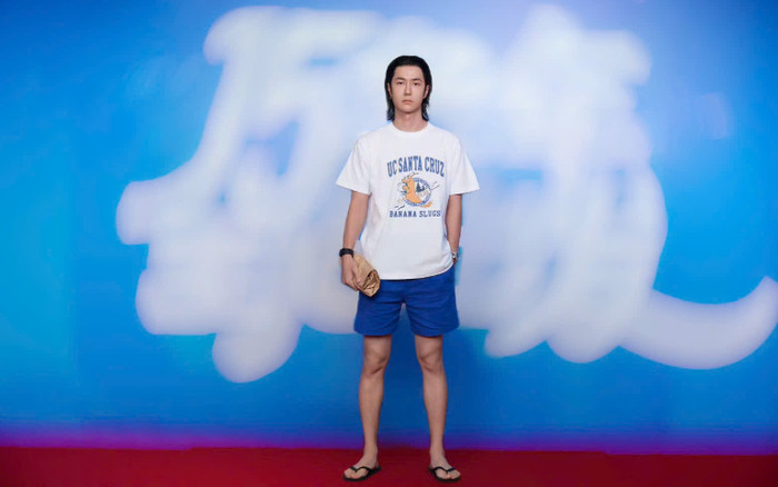 Mỹ nam đình đám ăn diện tựa đi biển, mang dép lê lên thảm đỏ Ảnh 2