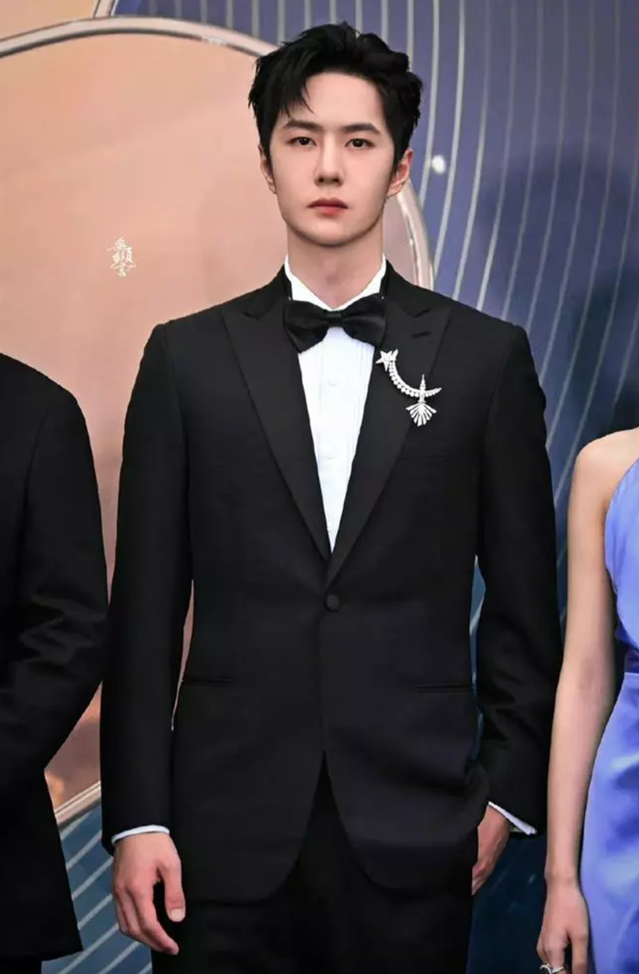 Vương Nhất Bác thường xuất hiện với diện mạo bảnh bao, đậm chất tổng tài trên thảm đỏ.