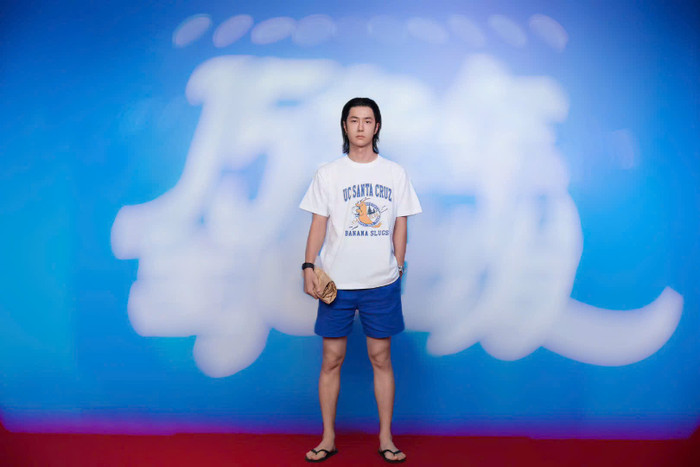 Vương Nhất Bác diện đồ như đi biển, mang dép lê lên thảm đỏ.