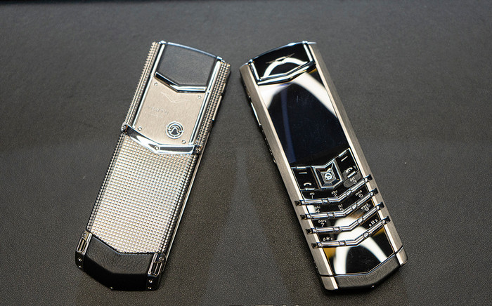 Khi đặt Vertu Signature V 4G và Vertu Signature S 2G cạnh nhau, người dùng gần như không thể phân biệt.