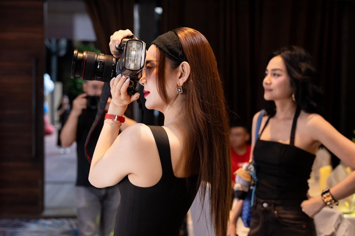 Bà mẹ 8x còn chăm chú chụp lại những hình ảnh trong sinh nhật con.