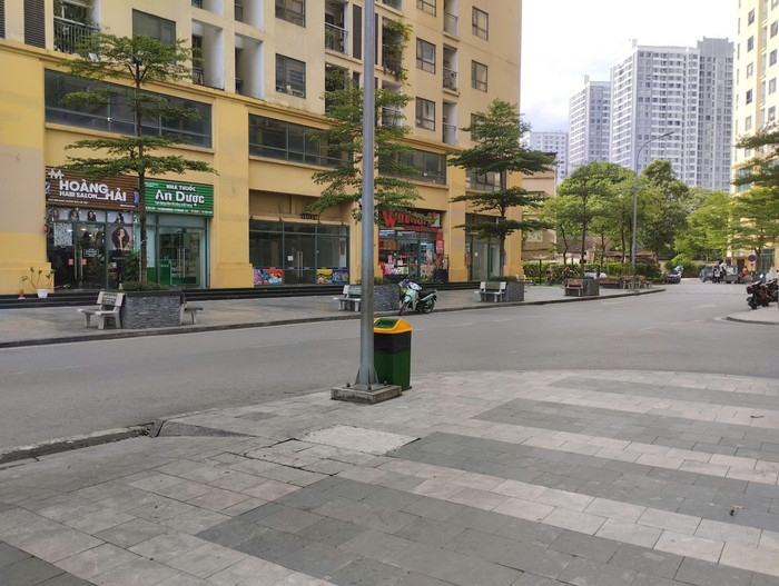 Sân chung cư nơi cháu bé bị đánh 