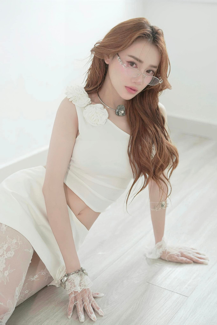 Đi kèm là chân váy ngắn tông trắng được tinh giản đường may và họa tiết. Đồng điệu, người đẹp sinh năm 1990 đeo găng tay lưới đan chéo với điểm nhấn nhún bèo ở cổ.  Được biết, các items được cô  trình làng lần này đến từ thương hiệu nội địa Việt Nam với khung giá dao động 500 nghìn đồng.