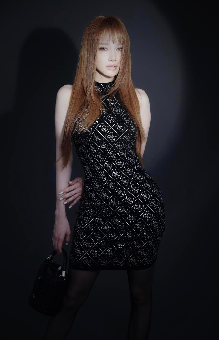 Vòng eo “con kiến” và đường cong chữ S mãn nhãn là thành quả luyện tập hăng say của bà xã Trường Giang. Mẫu Guess Sukienka mini dress trở thành mảnh ghép hoàn hảo cho tạo hình lần này. Trong bối cảnh phủ tối, vẻ đẹp hình thể của cô được đánh bật lên một cách trọn vẹn.  