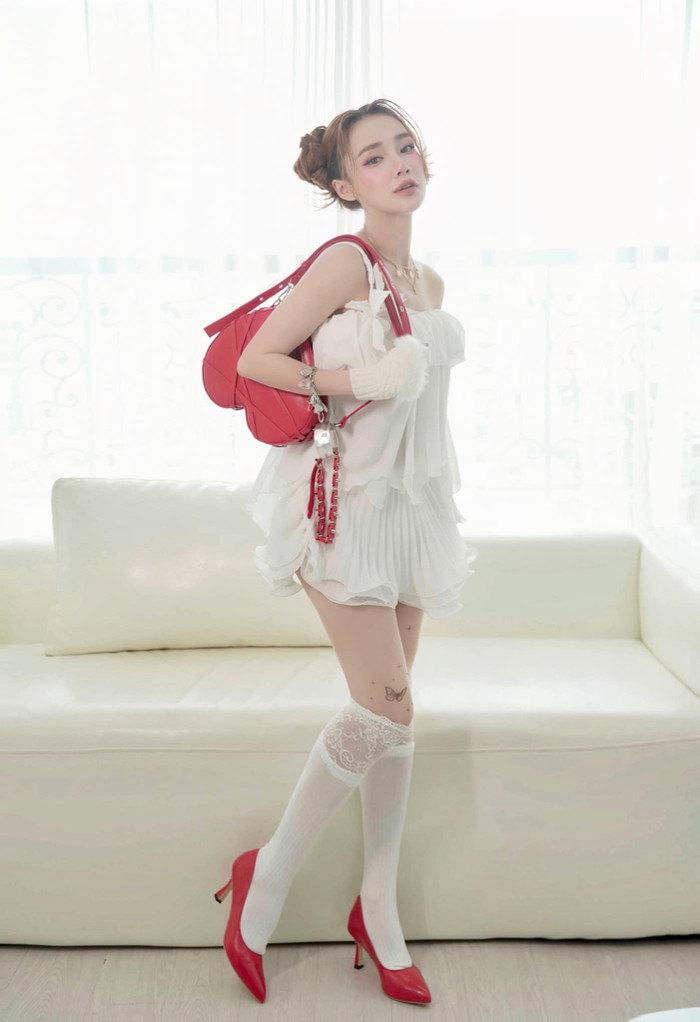 Nhã Phương được xem là một trong những hình mẫu “mẹ bỉm” mà nhiều chị em hướng đến. Bên cạnh tốc độ về dáng thần tốc và giữ cân, cô còn được lòng phái đẹp bởi gu ăn vận ngày càng thời thượng. 