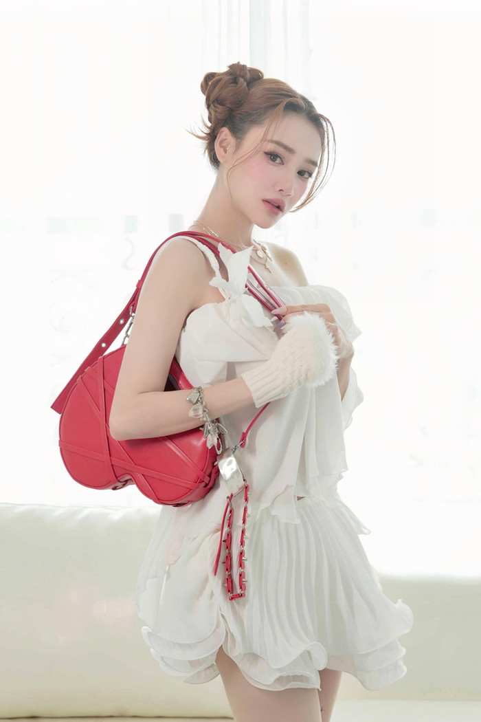 Điểm qua trang cá nhân, có thể thấy, nữ diễn viên có xu hướng lăng xê những trang phục mang hơi thở Y2K cách điệu. Các chi tiết cắt xẻ hay điểm xuyết trên trang phục nhuộm đầy tinh thần tươi trẻ giúp người mặc thêm phần phóng khoáng, yêu kiều. Song song, vật liệu thực hiện và đường may khéo léo cũng góp phần tôn dáng.