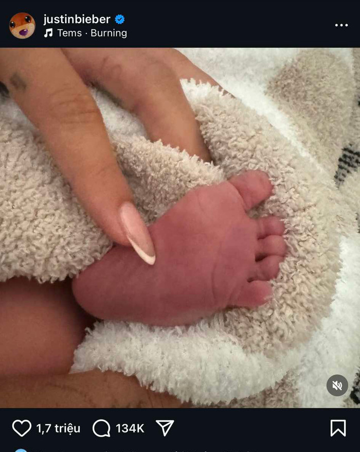 Justin Bieber và vợ người mẫu đón con đầu lòng sáng nay theo giờ Việt Nam. 