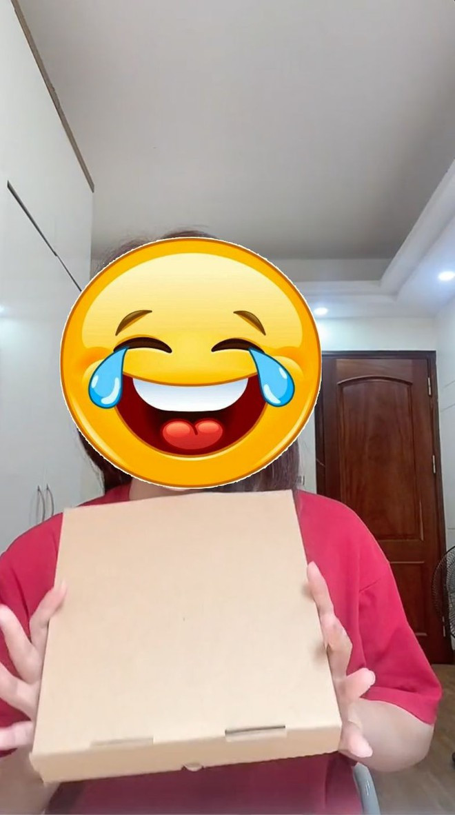 Một nữ khách hàng mới đây đã 'bóc phốt' bánh Trung thu nhà Quang Linh Vlogs vì bao bì trên quảng cáo khác xa so với sản phẩm nhận được