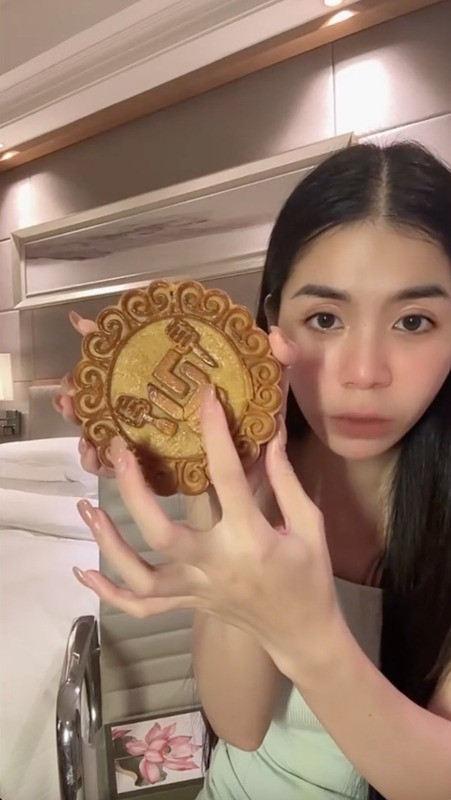 Về chất lượng bên trong của bánh Trung thu, vị khách này vẫn hết lời khen ngợi