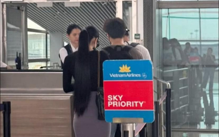 Xôn xao hình ảnh Hằng Du Mục và 2 con riêng của chồng cũ chuẩn bị về Việt Nam hậu ly hôn Ảnh 2