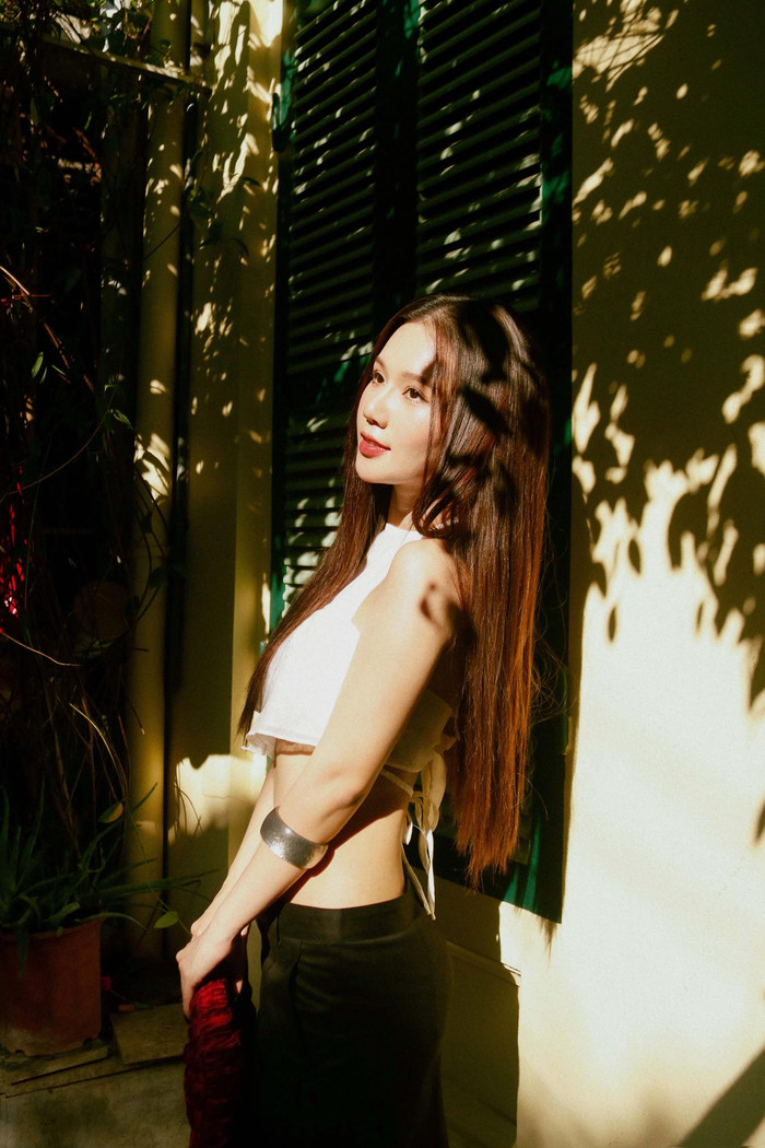 'Tiểu tam' từng bị cả nước ném đá khoe vẻ đẹp nóng bỏng trong chiếc áo yếm mỏng te Ảnh 3