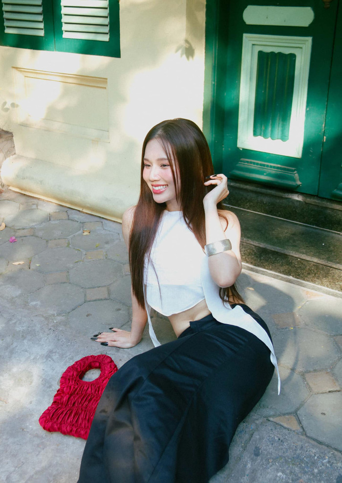 'Tiểu tam' từng bị cả nước ném đá khoe vẻ đẹp nóng bỏng trong chiếc áo yếm mỏng te Ảnh 2