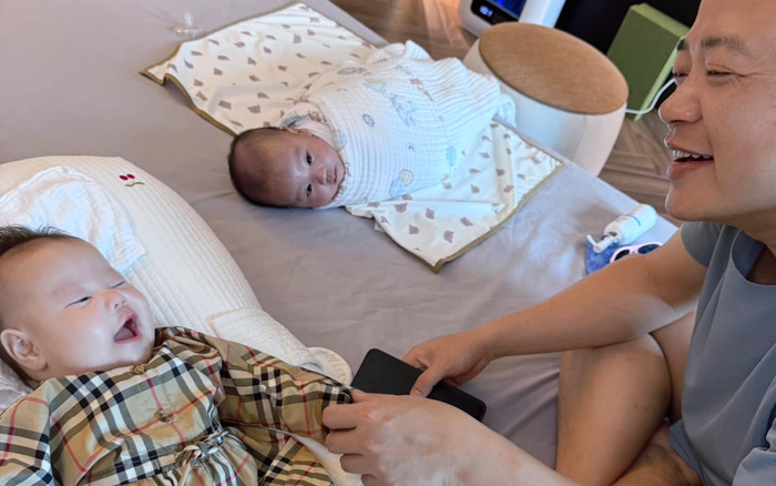 Shark Bình đau chân vẫn gắng chăm con Ảnh 2